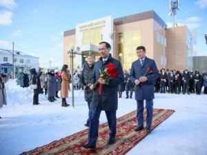 Айсен Николаев возложил цветы к памятнику народным писателям Якутии Семёну и Софрону Даниловым