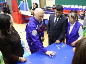 Космонавт Олег Артемьев познакомился с якутскими национальными видами спорта