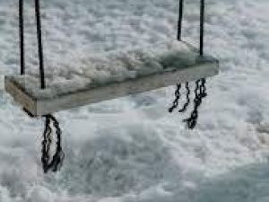 В Верхневилюйске ребенок упал с качелей и получил травму: С администрации села взыскана компенсация