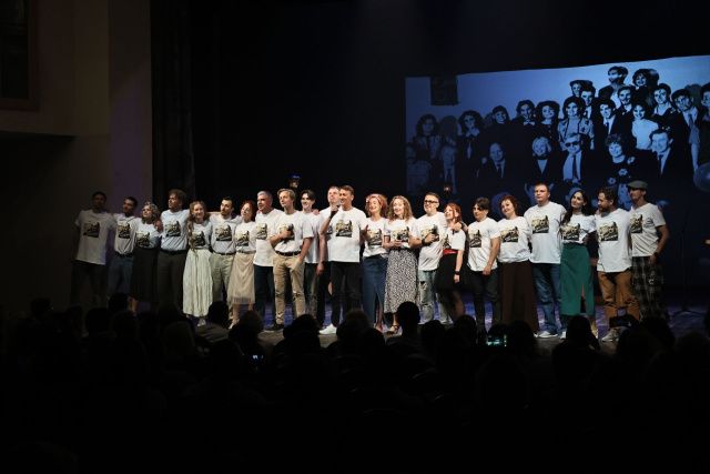 Премьерой концерта «Арбатский дворик» к 100-летию Булата Окуджавы Русский театр завершил сезон 