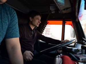 В праздник на уборку: Владимир Федоров поработал снегоуборщиком 23 февраля