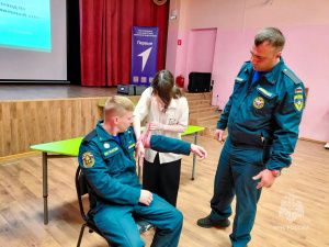 Спасатели Якутского ВГСО научили школьников Мирнинского района оказывать первую помощь