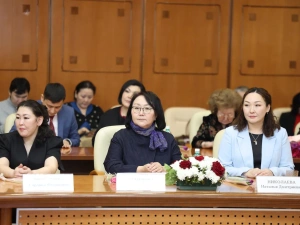 В Якутии многодетным матерям вручили государственные награды