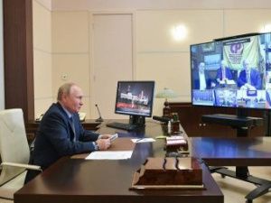 «Это все равно что золотом пожары засыпать». Путин высказался о сложностях при тушении пожаров в Якутии