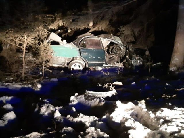 В Якутии пьяный водитель съехал с дороги и врезался в дерево