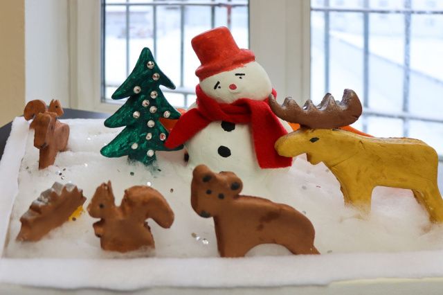 Новогодние поделки изготовили несовершеннолетние в следственном изоляторе