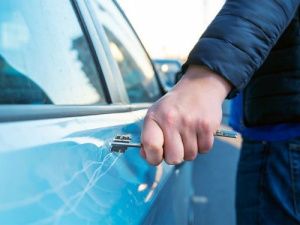 Житель Якутска повредил чужой автомобиль, мешавший выезду