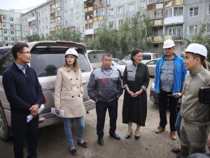 Сардана Авксентьева провела выездное совещание по капитальному ремонту многоквартирных домов