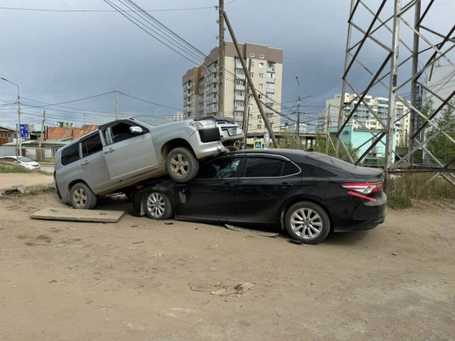 Пьяный водитель на "Toyota Probox" врезался в припаркованную “Toyota Camry” в Якутске