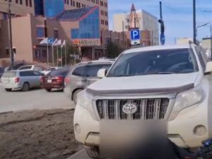 В Якутске очередной водитель припарковался на тротуаре