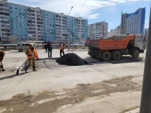 В Якутске начаты работы по ямочному ремонту с асфальтированием