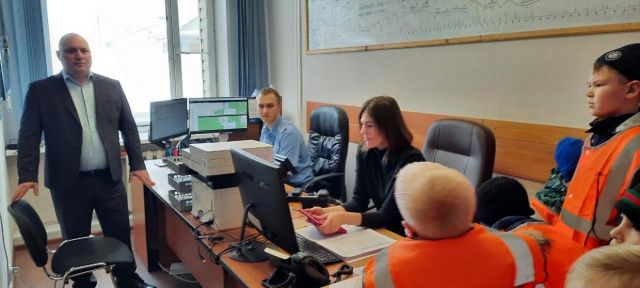 Школьники с ознакомительной экскурсией посетили объекты АО «АК «ЖДЯ»