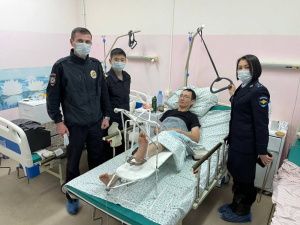 В Якутске полицейские оказали первую помощь мужчине, который поскользнулся и сломал ногу в 30-градусный мороз
