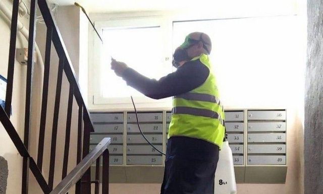 21 июня: В Якутске продолжают заключительную дезинфекцию против коронавирусной инфекции в подъездах домов