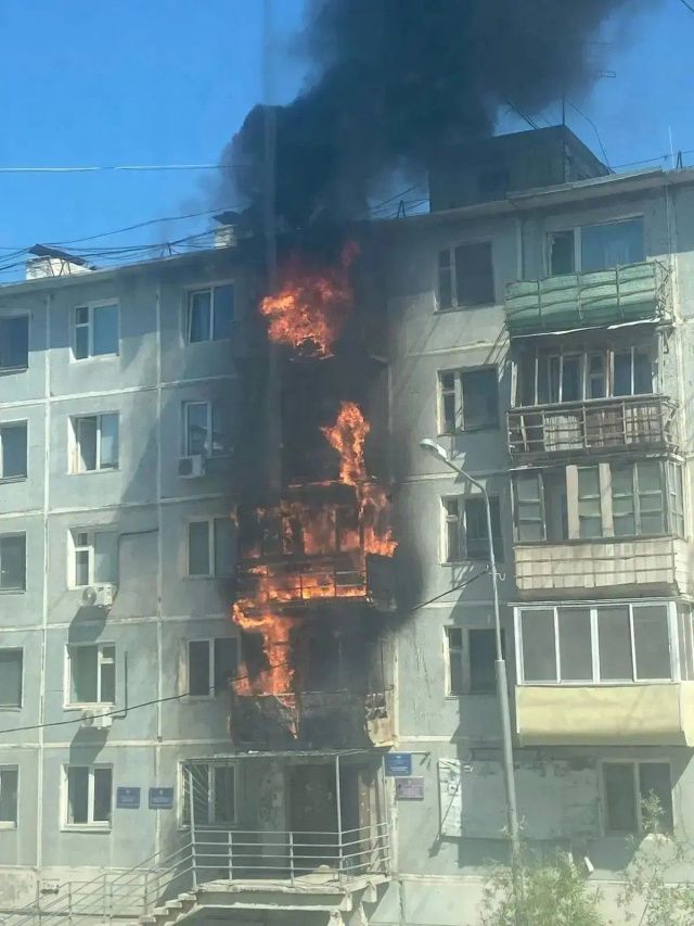Пожар в Якутске: полицейские эвакуировали 40 человек, включая детей