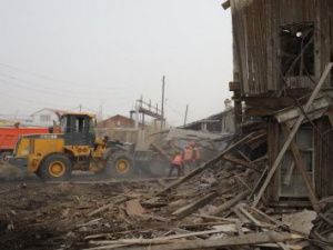 В центре Якутска на улице Лермонтова, 76 сносят ветхий, аварийный дом