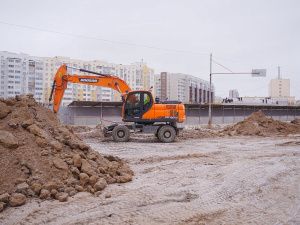 Евгений Григорьев проверил ход работ по капитальному ремонту улицы Ойунского