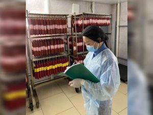 Партию сосисок с антибиотиком обнаружили в одном из детских садов Якутии