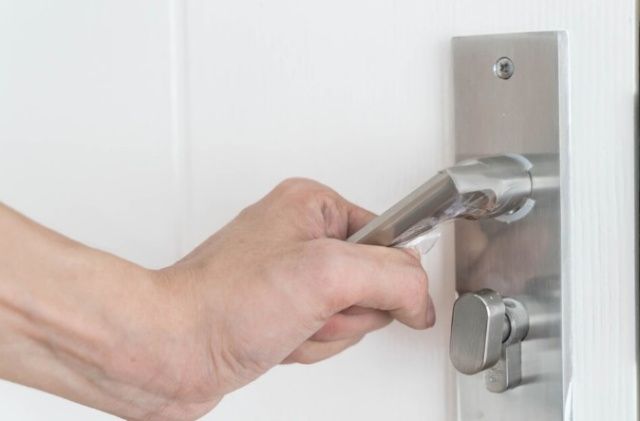 В Якутске мужчина украл украшения у соседки по квартире, взломав ножом дверной замок