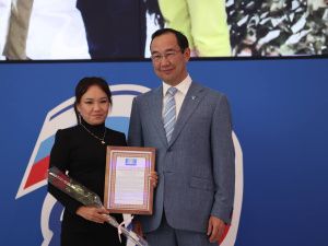 Айсен Николаев наградил волонтёров специальной военной операции