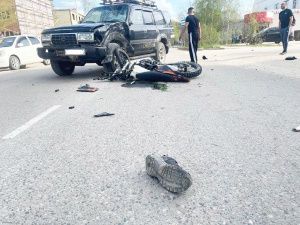 В Ленске в жестком ДТП пострадали 18-летний водитель спортивного питбайка и его 16-летний пассажир