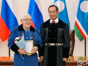 Айсен Николаев вручил стипендии олонхосутам, запевалам осуохая, кузнецам и народным мастерам Якутии