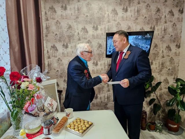 Спикер гордумы Альберт Семенов поздравил ветеранов Великой Отечественной Войны и семьи участников СВО