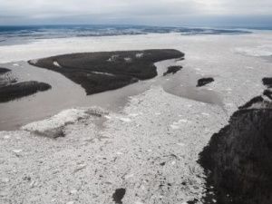 У Якутска между островами застряла лодка