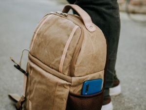 В Якутске прохожий украл у грузчика рюкзак, в котором находились три сотовых телефона