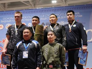 Фоторепортаж. Главные схватки чемпионата Якутии по вольной борьбе