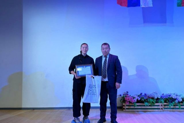 Школьницу, спасшую троих тонущих человек, наградили в Якутске