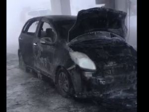 В Якутске на Окружном шоссе загорелась машина