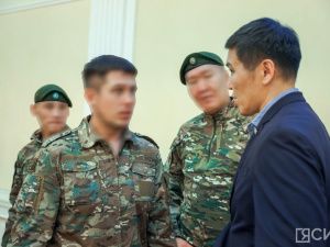 В Якутске бойцам СВО традиционно вручили якутские ножи