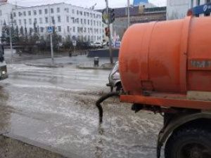 В Якутске ведутся работы по откачке дождевых вод