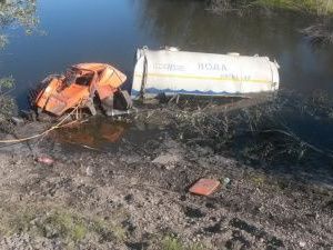 В Якутии пьяный водитель опрокинул автоцистерну в водоем