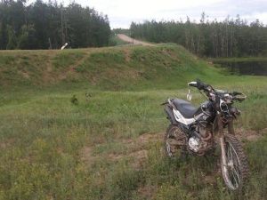 В Якутии мотоциклист-подросток улетел далеко за обочину