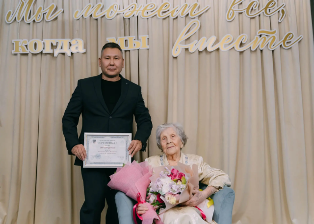 В Якутске поздравили ветерана Раису Микалаюнас со 100-летним юбилеем