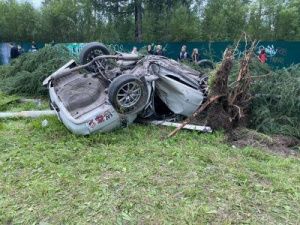 В Нерюнгри пьяный водитель без прав снес опору освещения