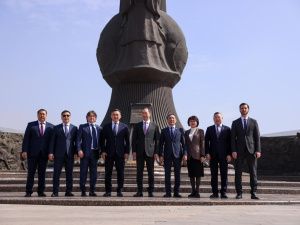 Глава Якутии возложил цветы к монументу защитникам Отечества в Астане