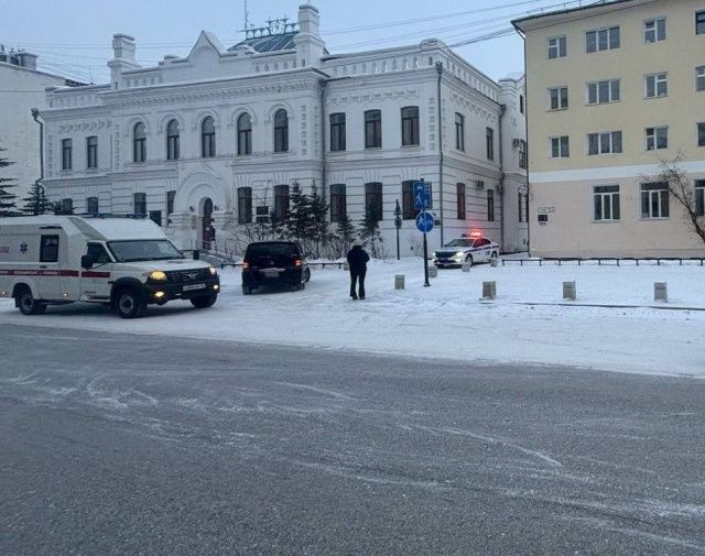 В Якутске школьница переходила улицу в неустановленном месте и попала под колеса машины: Девочку госпитализировали