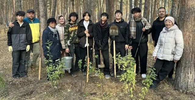 Корейская община и школьники высадили яблони в Парке культуры и отдыха