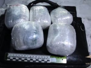 Межрегиональный курьер доставил в Якутск почти три килограмма синтетических наркотиков