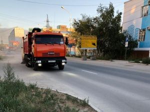 Плановая уборка пыли и ямочный ремонт улиц в Якутске 13 августа