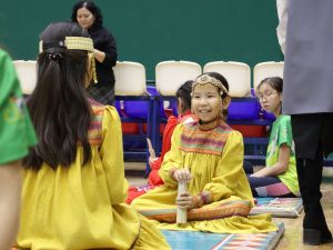 Космонавт Олег Артемьев познакомился с якутскими национальными видами спорта