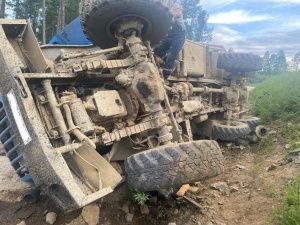 В Алданском районе опрокинулся грузовик: Пострадали два человека