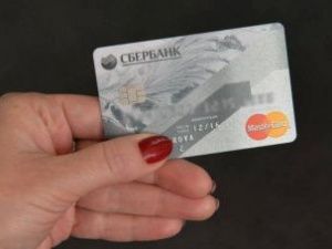 32-летняя женщина украла банковскую карту знакомого и сняла с нее деньги