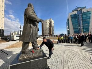 Руководитель послевоенной Якутии. Якутяне возложили цветы к памятнику Семену Борисову