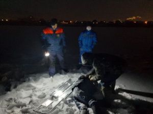 Рыбака с инсультом вывезли с озера спасатели в Якутске