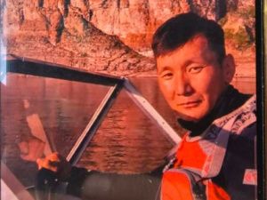 В Якутии третьи сутки продолжаются поиски мужчины, упавшего с лодки