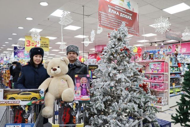 Сотрудники УФСИН по Якутии приняли участие в акции «Елка желаний»